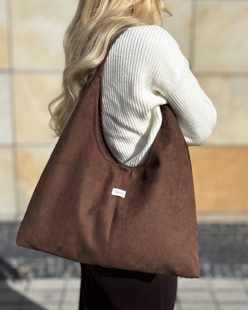 Stylizacje z torebką hobo – jak nosić najmodniejszy fason sezonu? 6 brązowa torebka hobo na ramieniu