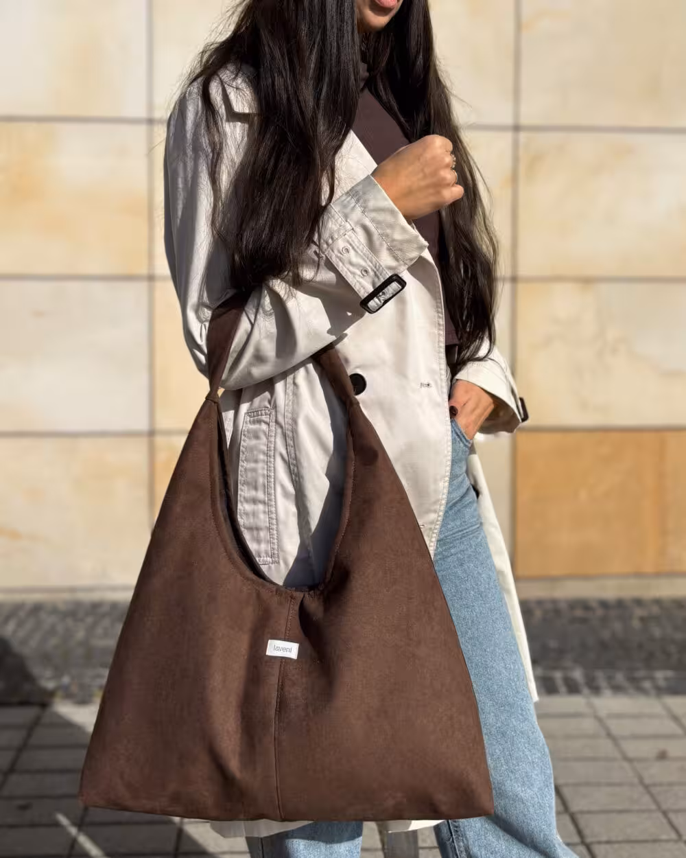 Torebka Hobo Suede Mokka 4 stylizacja z zamszową torebką handmade