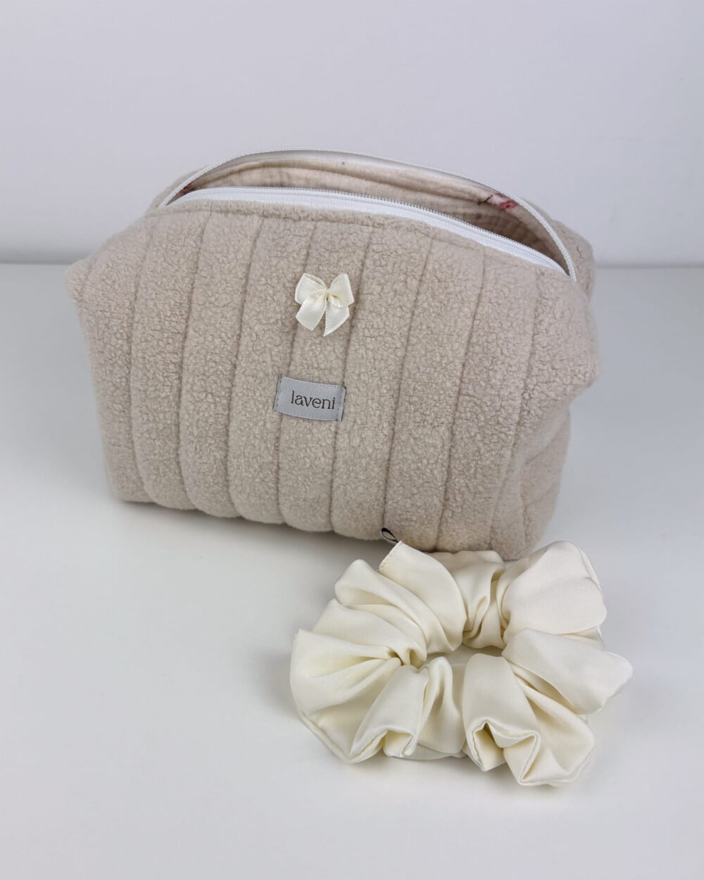 bezowa kosmetyczka scrunchie beige