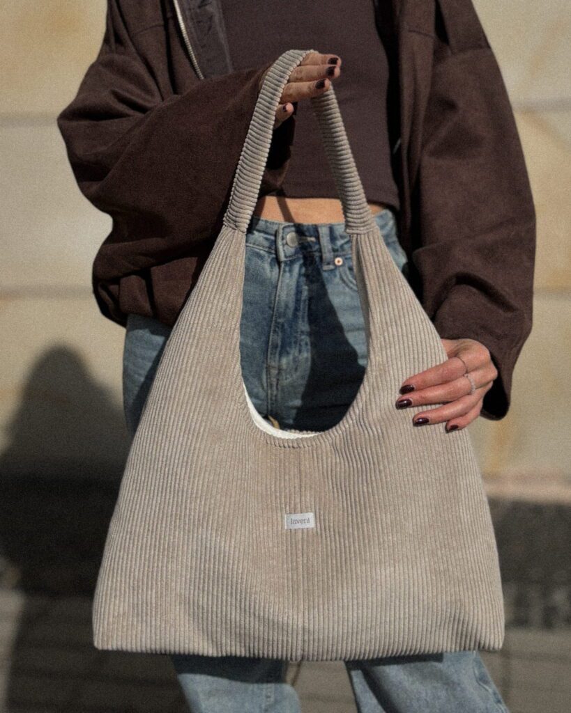 Torebki szyte ręcznie – poznaj proces, który stoi za marką Laveni 4 detal torebki Soft Sand Laveni struktura sztruksu z bliska