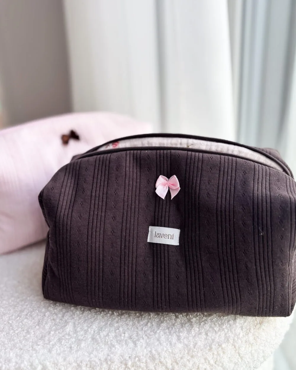 Zestaw Pointelle Kosmetyczka & Scrunchie Espresso 3 Zestaw Pointelle Kosmetyczka & Scrunchie Espresso - obrazek 3