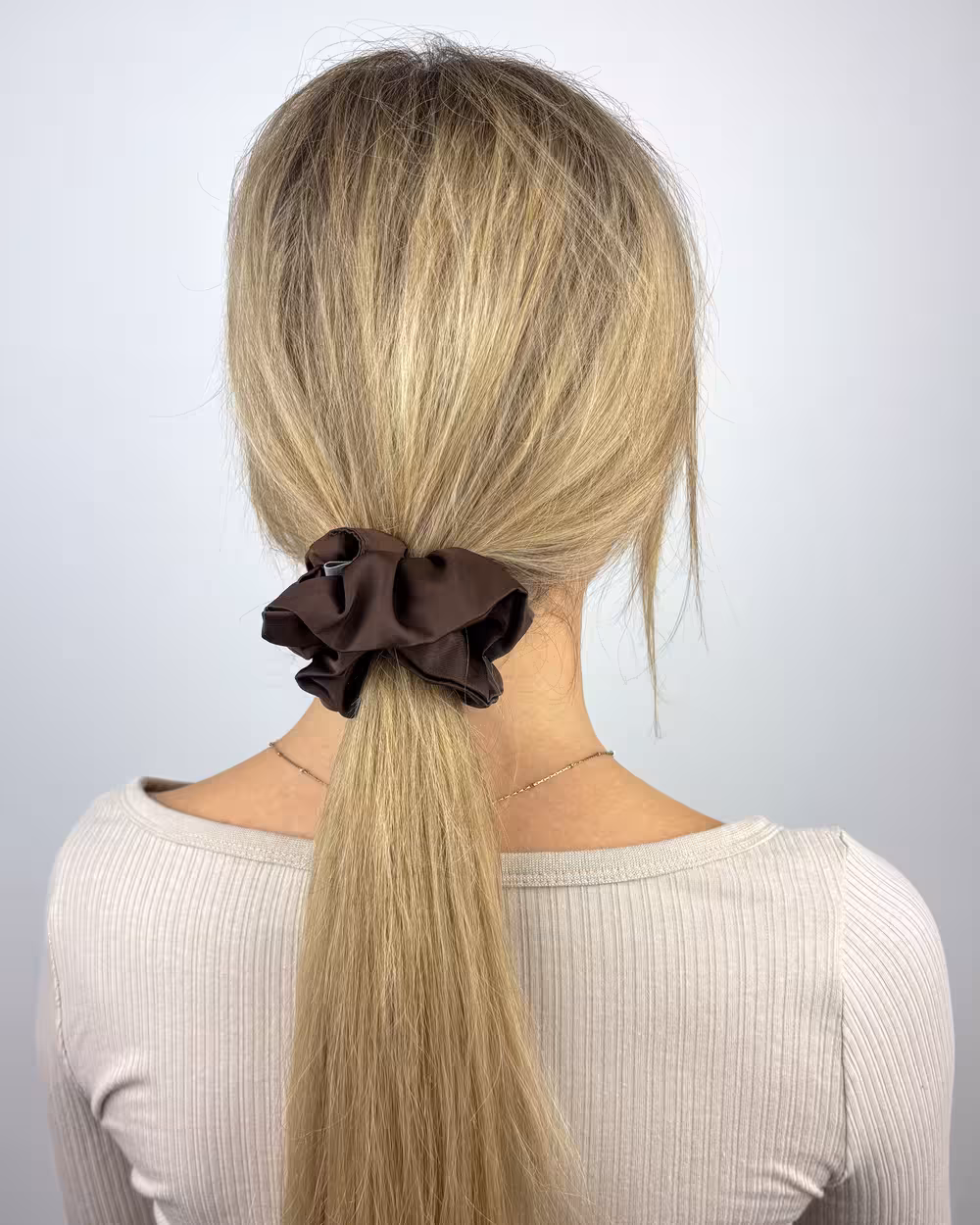 Satynowa Scrunchie do włosów Espresso 3 delikatna gumka z satyny do włosów