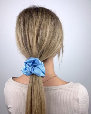 błękitna scrunchie do włosów