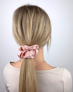 satynowa scrunchie pudrowy róż