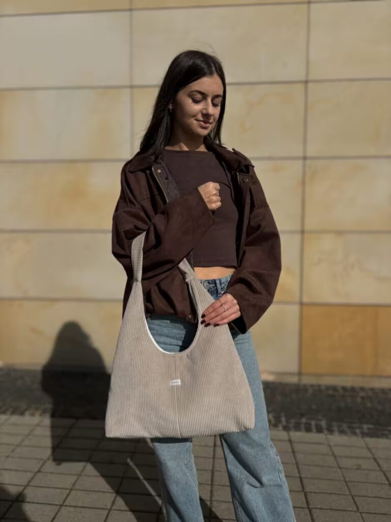 Stylizacje z torebką hobo – jak nosić najmodniejszy fason sezonu? 7 torebka handmade sztruksowa