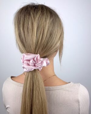 satynowa scrunchie jasny róż