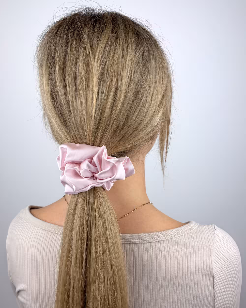 Satynowa Scrunchie do włosów Pastel Blush 2 satynowa scrunchie jasny róż