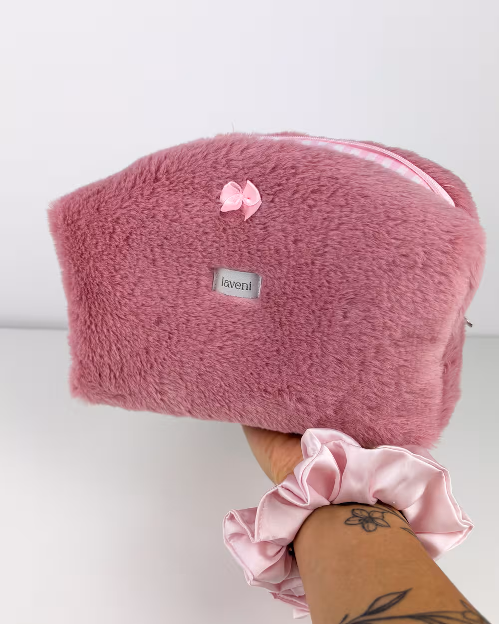 Zestaw Kosmetyczka & Scrunchie Fluffy Pink 2 Zestaw Kosmetyczka & Scrunchie Fluffy Pink - obrazek 2