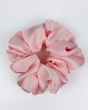 satynowa scrunchie pastelowy róż
