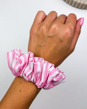 bawełniana scrunchie w paski na nadgarstku