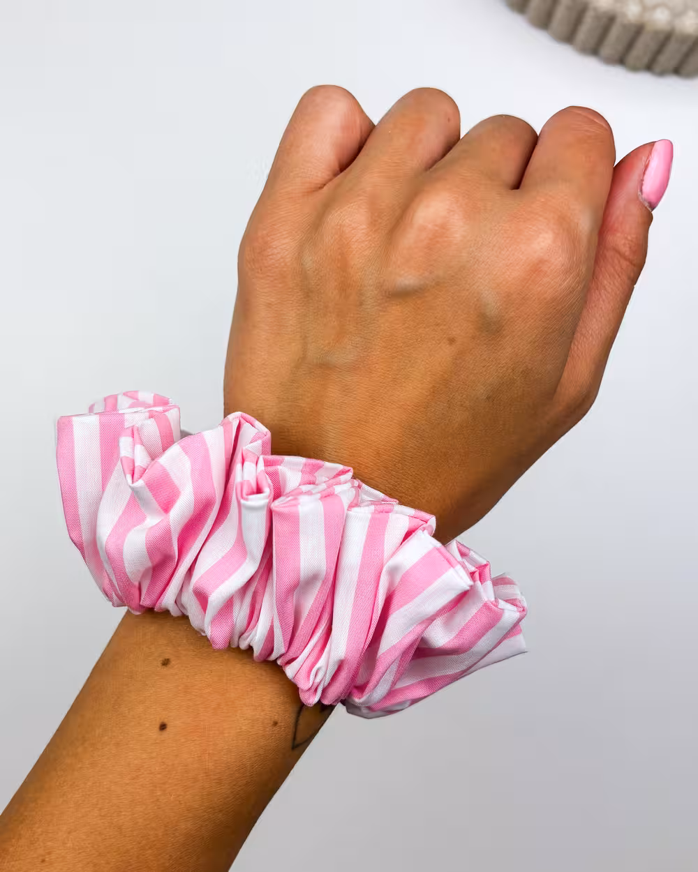Bawełniana Scrunchie Pink Lines 2 bawełniana scrunchie w paski na nadgarstku