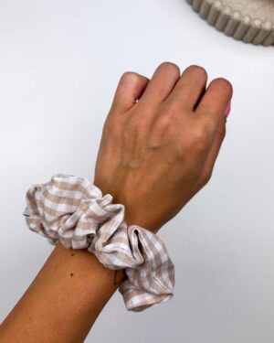 scrunchie w kratkę na nadgarstku