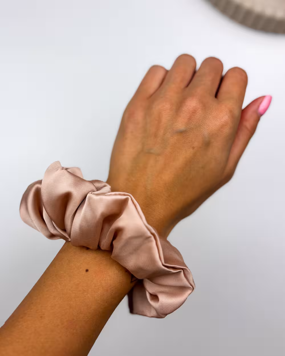 Satynowa Scrunchie do włosów Silky Latte 2 Satynowa Scrunchie do włosów Silky Latte - obrazek 2