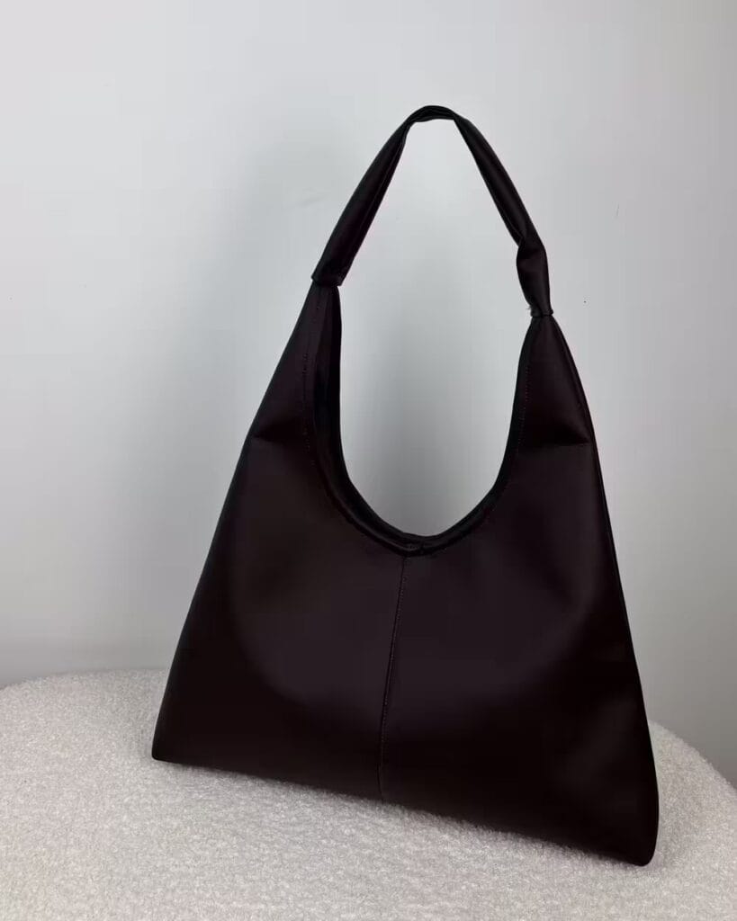 Stylizacje z torebką hobo – jak nosić najmodniejszy fason sezonu? 2 stylizacja z torebką hobo