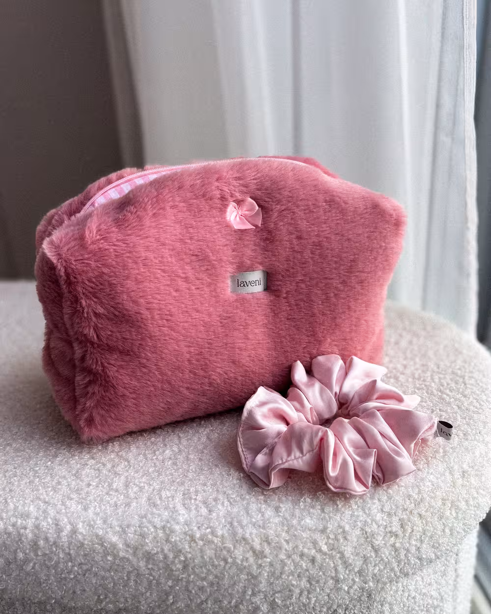 Zestaw Kosmetyczka & Scrunchie Fluffy Pink 1 różowa kosmetyczka handmade z futerka teddy zestaw prezentowy laveni