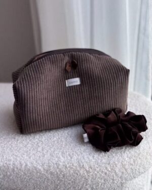 brązowy zestaw kosmetyczka i scrunchie