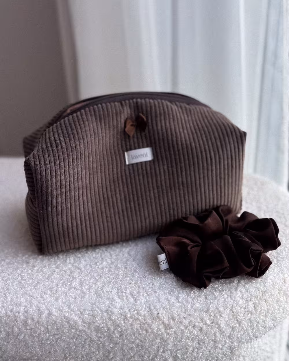 Zestaw Kosmetyczka & Scrunchie Choco 1 brązowy zestaw kosmetyczka i scrunchie