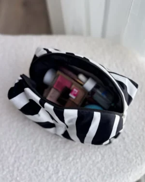 wnętrze welurowej kosmetyczki