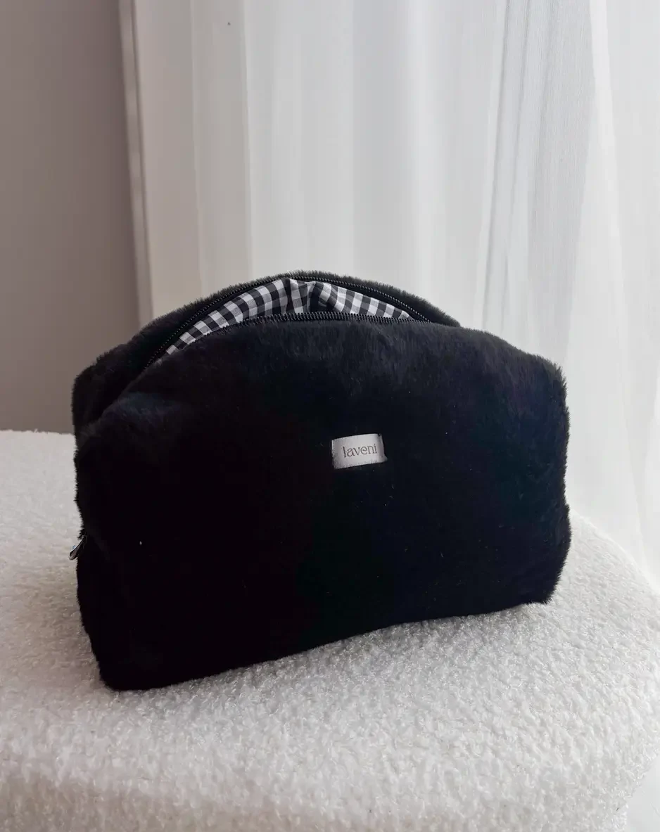 Torebki szyte ręcznie – poznaj proces, który stoi za marką Laveni 7 czarna pluszowa kosmetyczka