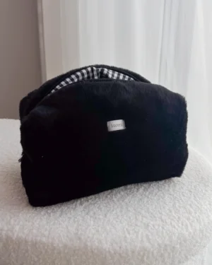 czarna kosmetyczka pluszowa