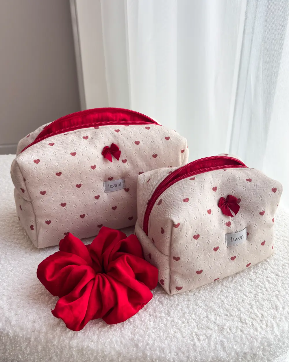 Zestaw Kosmetyczek i Scrunchie Vintage Hearts 1 prezent dla przyjaciółki