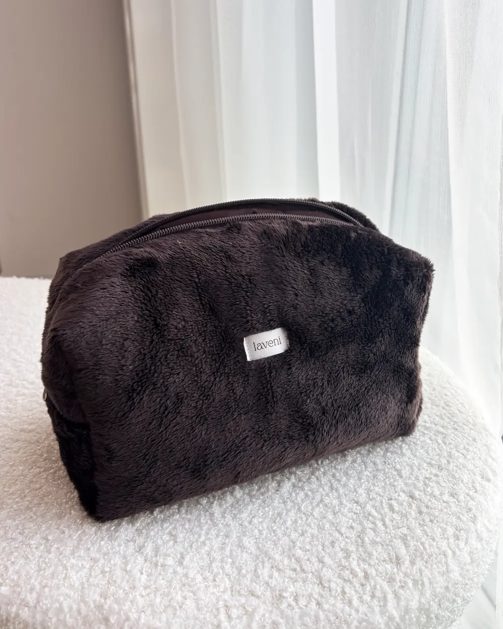 Kosmetyczka Fluffy Dark Brown 1 kosmetyczka pluszowa ciemnobrązowa