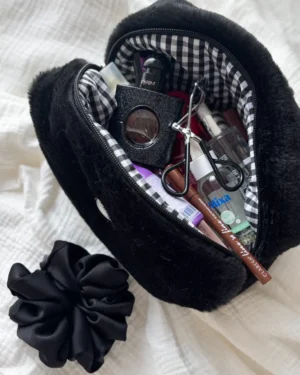 pluszowa czarna kosmetyczka