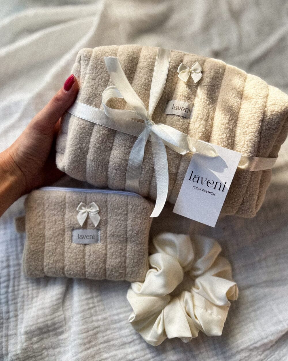 wyjatkowy zestaw prezentowy kosmetyczka portfelik scrunchie