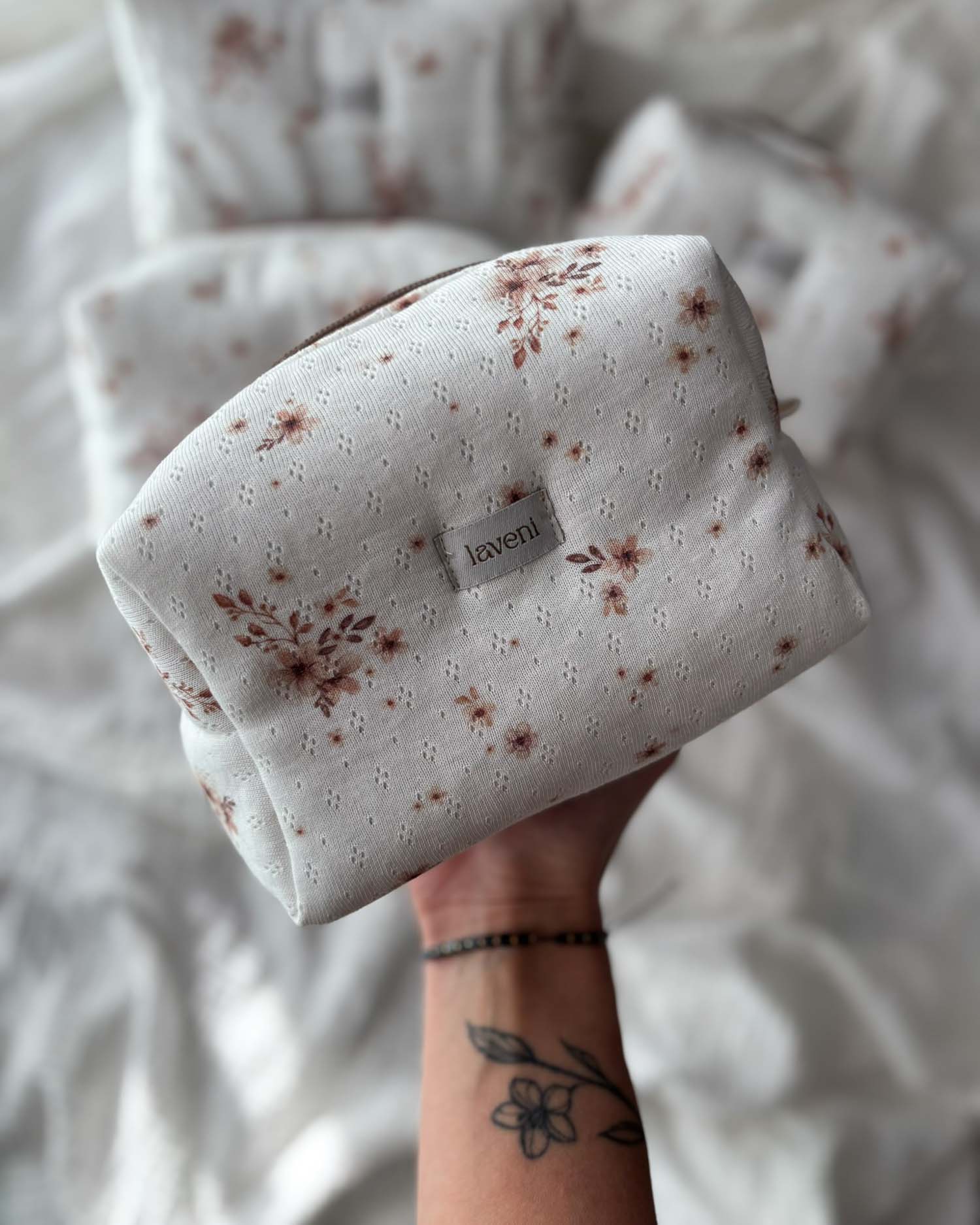 Limitowana Kosmetyczka Pointelle Toffee Meadow 3 Zbliżenie na wyjątkowy, bawełniany ażurek Pointelle w kosmetyczce na kosmetyki Toffee Meadow.