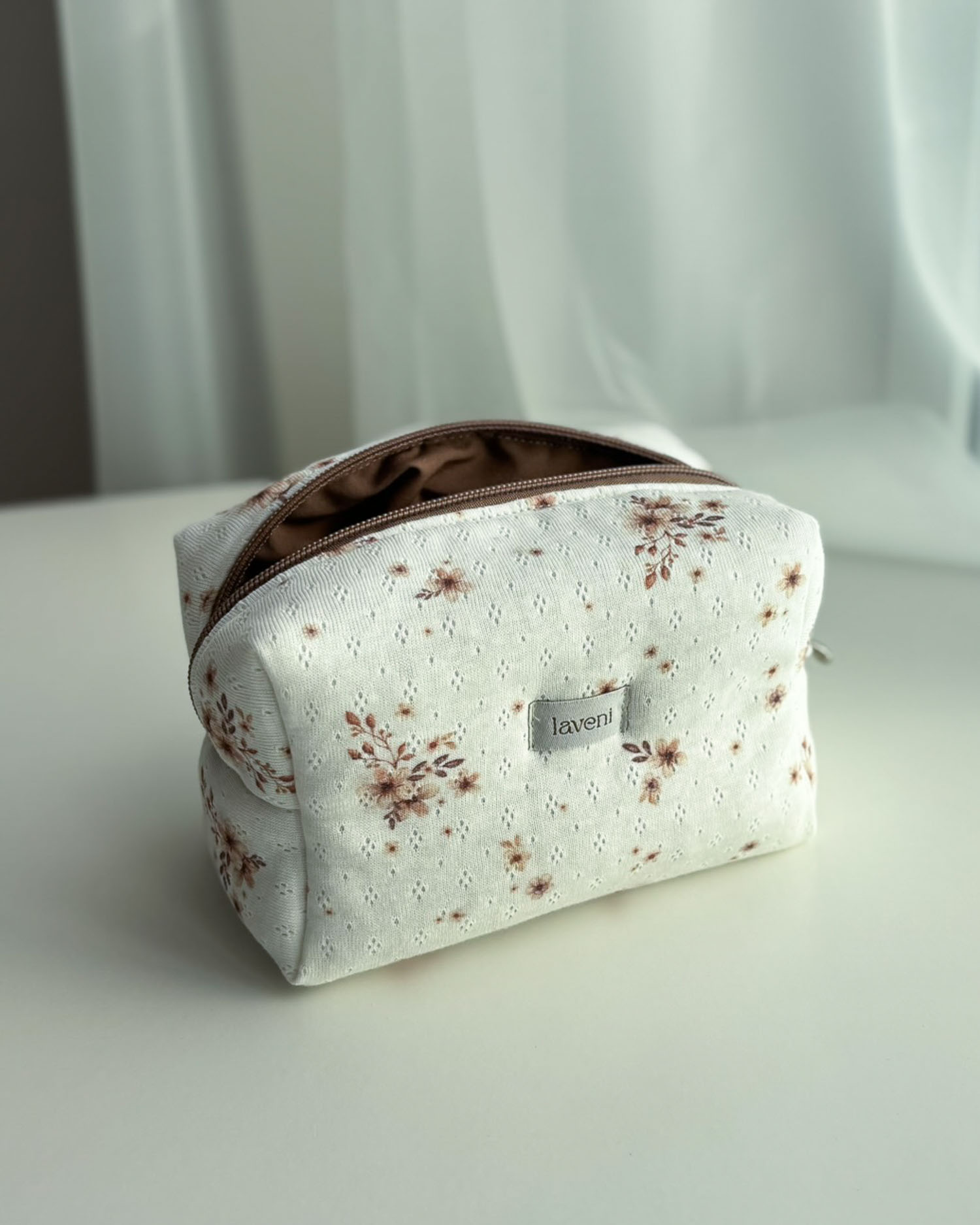 Limitowana Kosmetyczka Pointelle Toffee Meadow 4 Mała, poręczna kosmetyczka na kosmetyki Toffee Meadow w rozmiarze Small idealna do torebki.