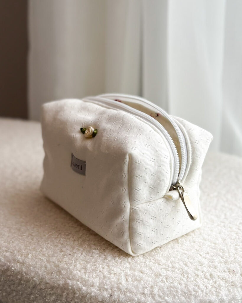 Zestaw prezentowe handmade – odkryj magię upominków handmade od Laveni 6 smietankowa kosmetyczka cloudy