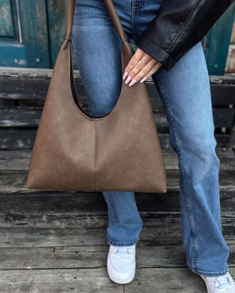 Czekoladowa torebka damska hobo w jesiennej stylizacji quiet luxury.