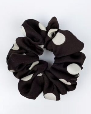 satynowa scrunchie w grochy brązowa