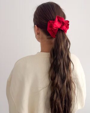 satynowa scrunchie czerwona
