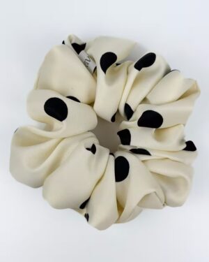 satynowa scrunchie w grochy kremowa
